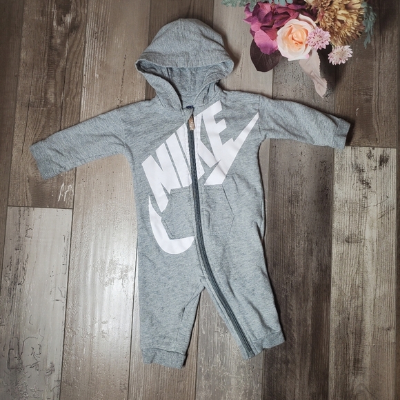 Nike Baby Boy Size 6/9M Gray and White Zip Up Hooded Coverall Sweatsuit Romper - Picture 9 of 16